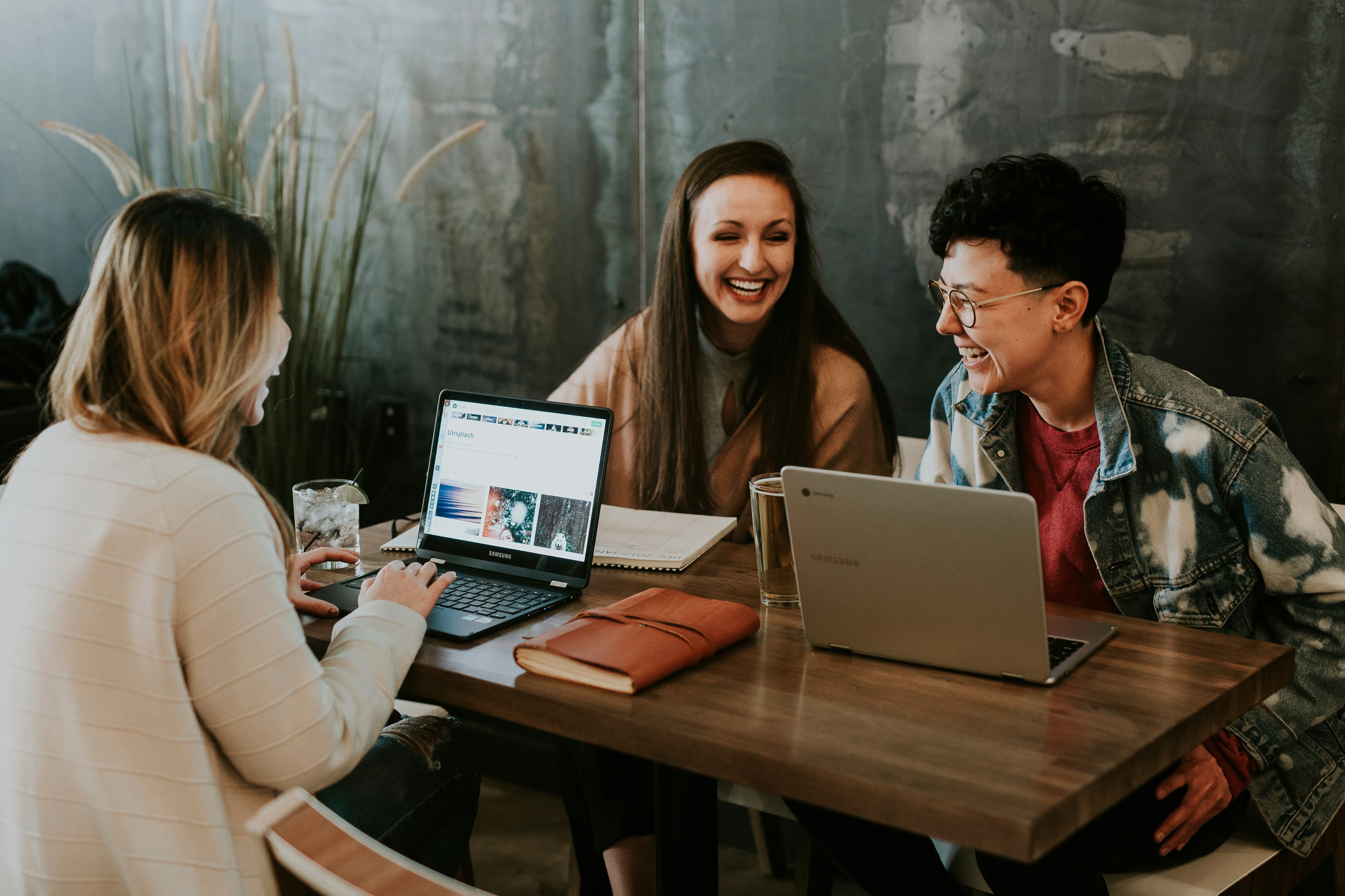 University students collaborating on EkoStudy platform
